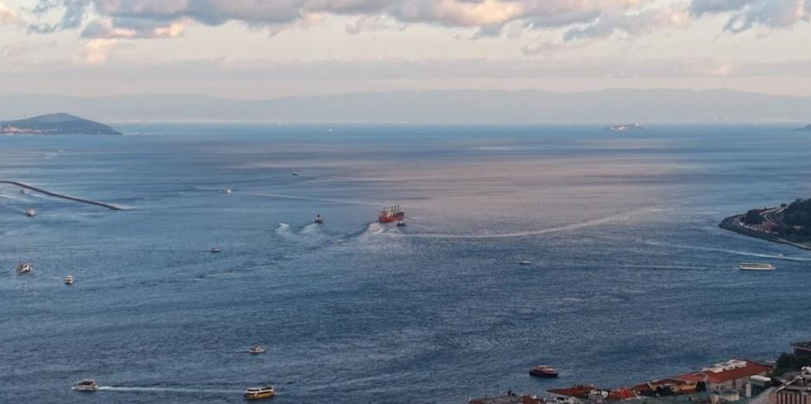 İstanbul Boğazı’nda arızalanan gemi Ahırkapı'ya demirlendi