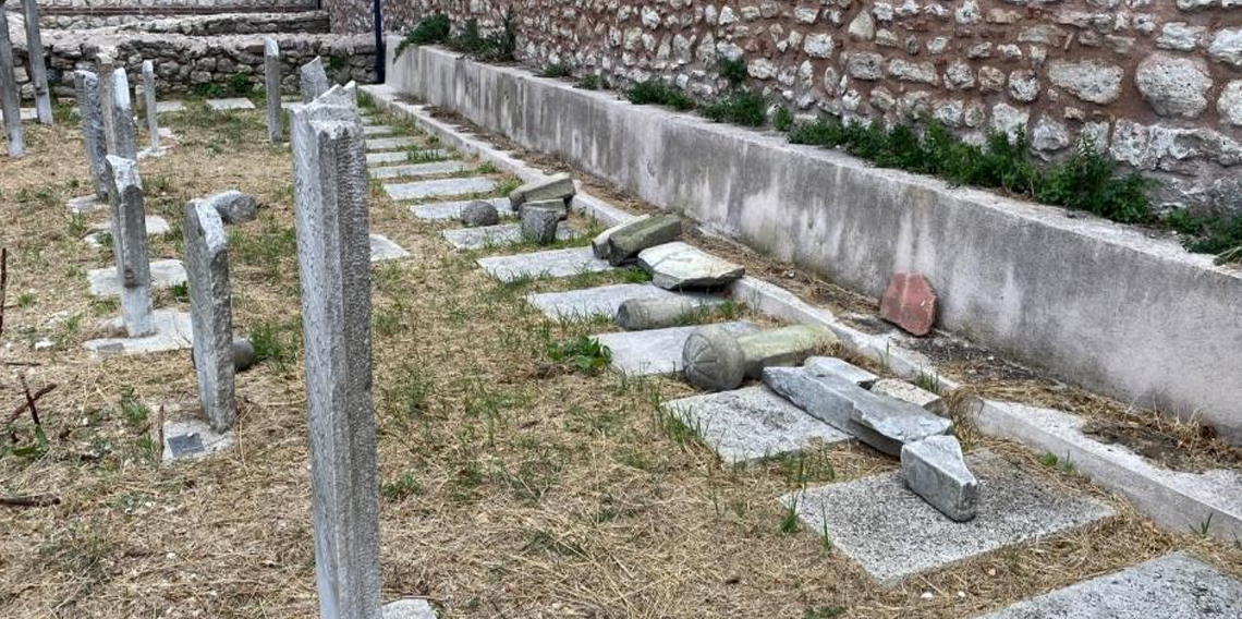 Fatih'teki tarihi hazirede 7 mezar taşını kırıp kaçtı