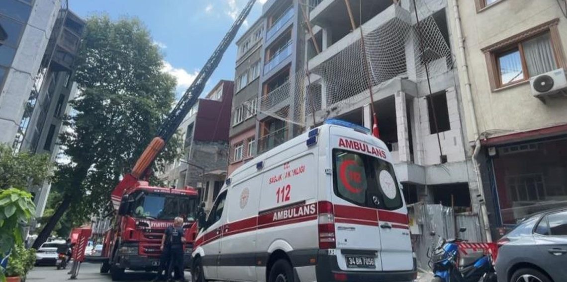Çatıdaki çıplak şahıs intihar paniğine neden oldu