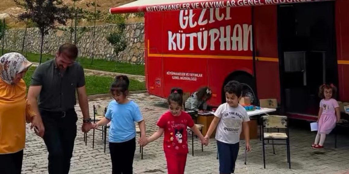 Bayburt'ta Gezici Kütüphane Gökçedere'de Çocukları Kitaplarla Buluşturdu