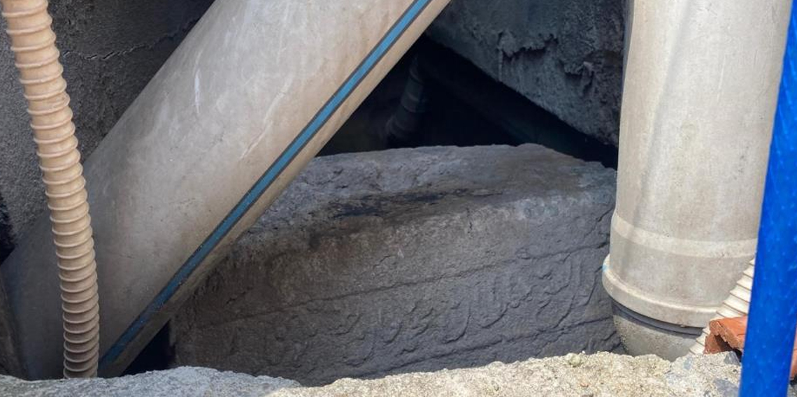 Eyüpsultan'da üzerinden borular geçen türbe harabeye döndü