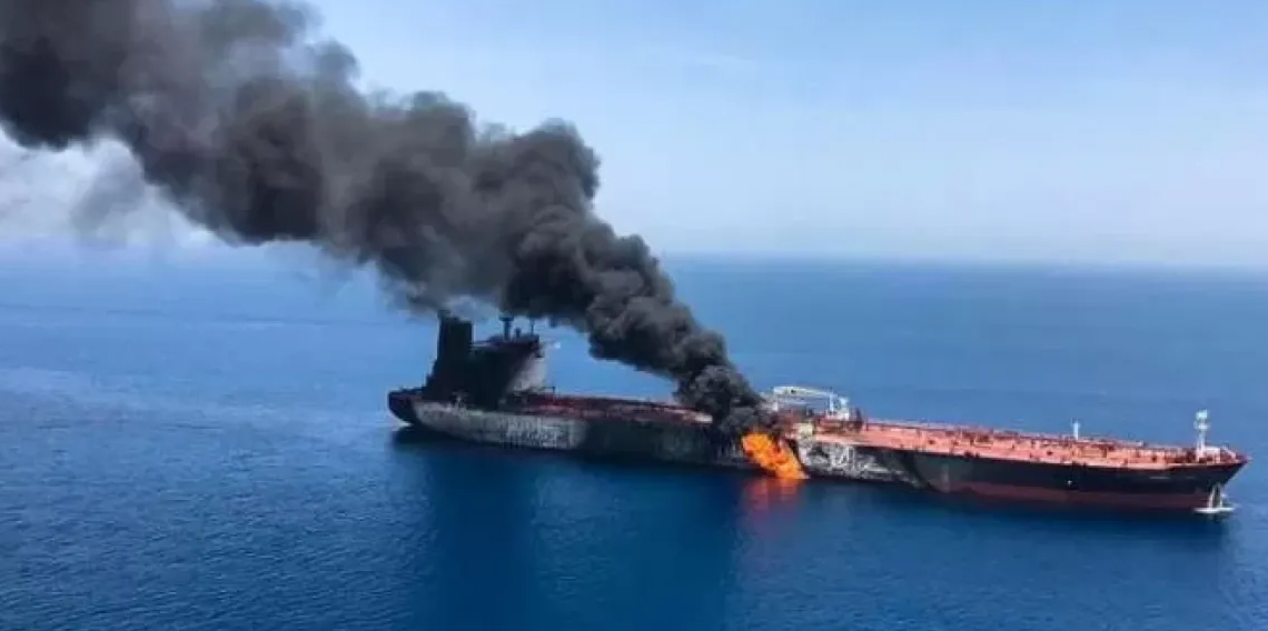 Umman açıklarında seyreden tankerin yakınında şüpheli patlama