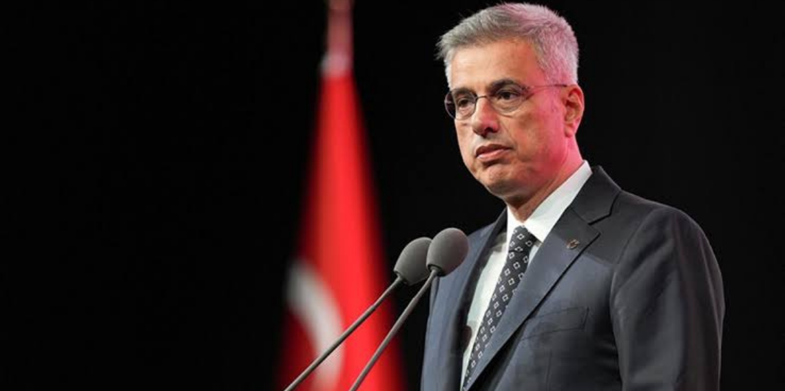 Uçakta rahatsızlanan hastaya ilk müdahale Bakan Memişoğlu’ndan geldi