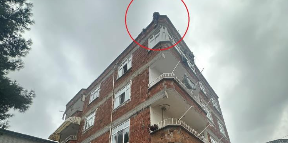 Çatıya çıkan vatandaş, polis tarafından indirildi