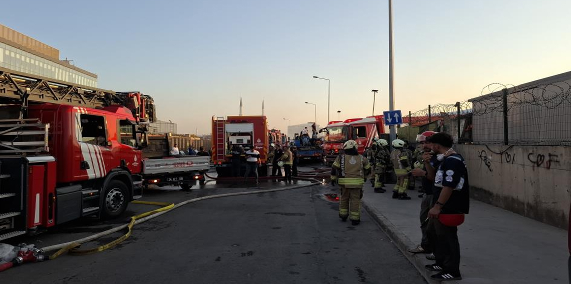 Tuzla'da seramik deposu ve teknelere sıçrayan yangın söndürüldü