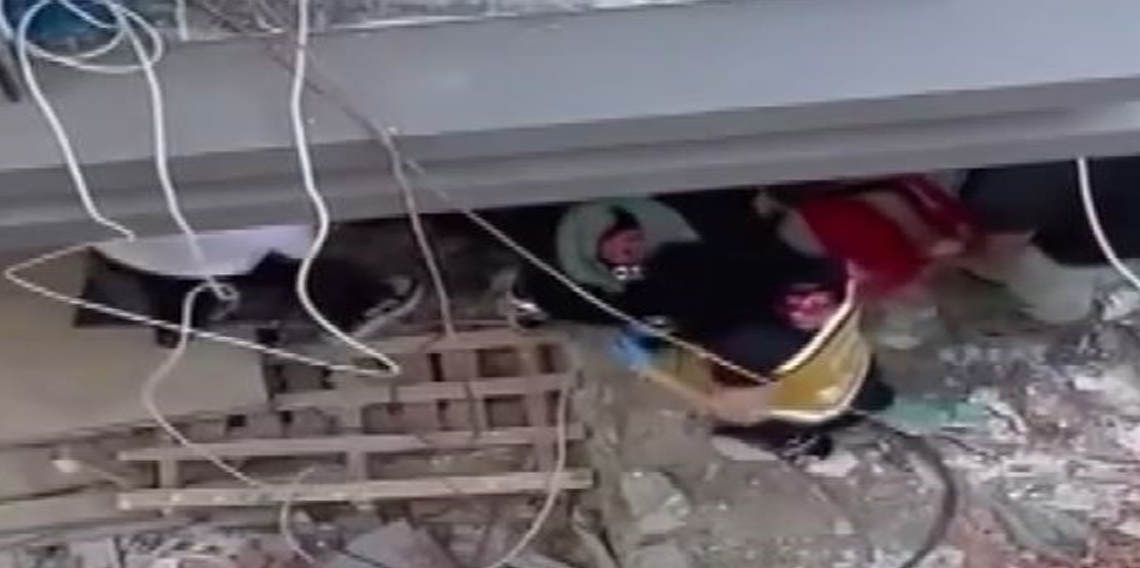 Küçükçekmece'de inşaattan düşen işçi ağır yalandı