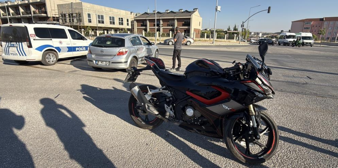 Kavşakta araç ve motosikletin karıştığı kazada 1 kişi yaralandı