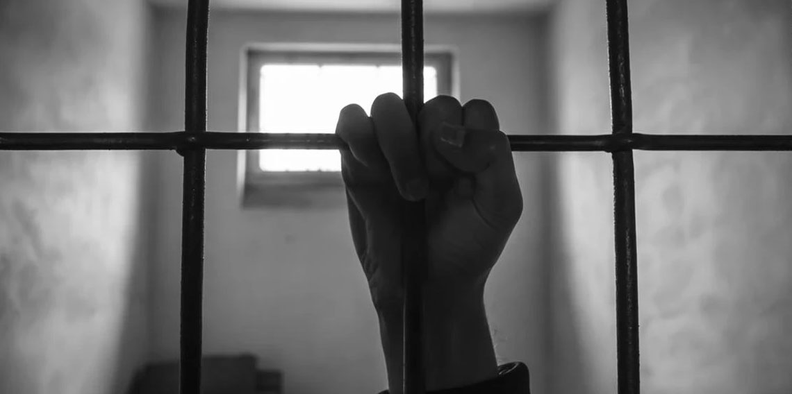 İzmir'de 105 yıl kesinleşmiş hapis cezası bulunan firari yakalandı