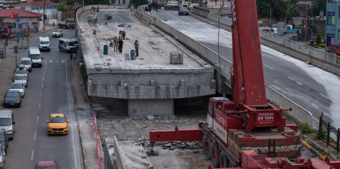 Yıkımı süren Reşadiye Viyadüğü'nde ilk beton blok sökülerek alındı