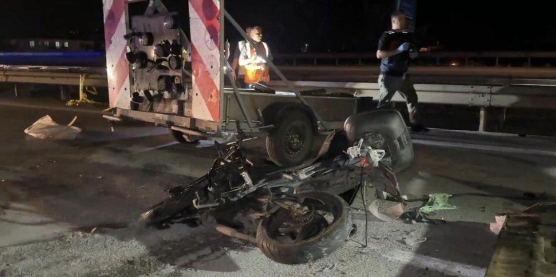 Otoyolda ikaz römorkuna çarpan motosikletli hayatını kaybetti