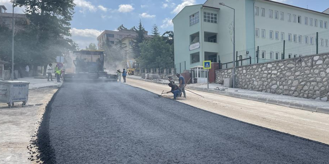 Kavak’ta ilçe merkezinde 1,6 kilometrelik asfalt çalışması