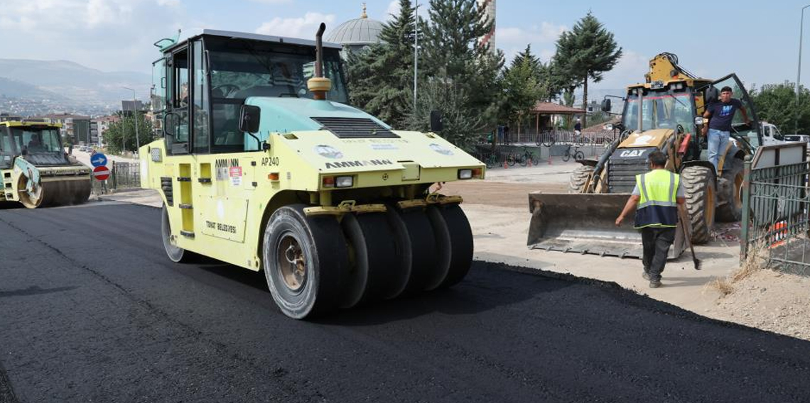 Güneşli Mahallesi Fidanlık Caddesi’nde asfalt çalışmaları tamamlanıyor