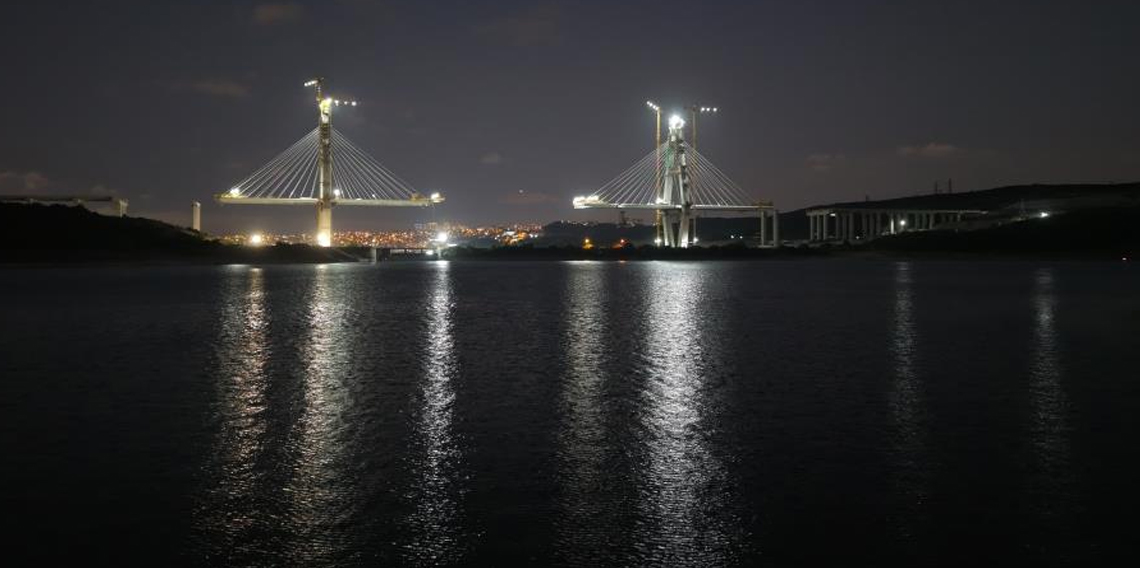 Kanal İstanbul’un ilk köprüsü geceyi aydınlatıyor