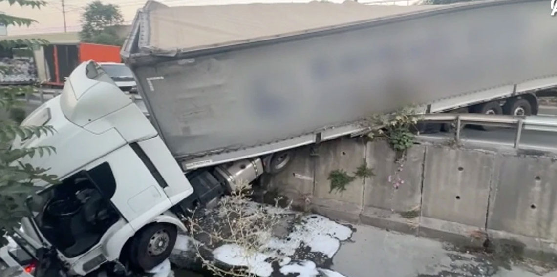 Esenler'de tır devrildi dereye uçtu: 1 yaralı