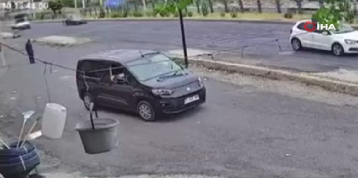 Ani frenle demirlerin kamyonetten yola savrulması kameraya yansıdı
