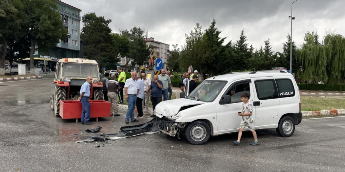 Samsun Kavak’ta hafif ticari araç ile traktör çarpıştı
