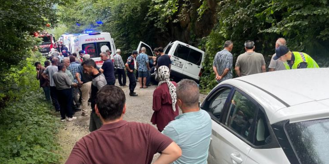 Trabzon’da trafik kazası: Araç kanala savruldu, 5 kişi yaralandı