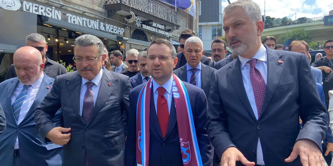 Bakan Gürlek’in Trabzon’da yürüyüşünde şampiyonluk detayı