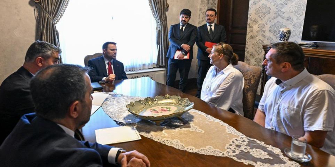 Bakan Gürlek, yorgun merminin isabet etmesi sonucu hayatını kaybeden Emir Yuşa'nın ailesiyle bir araya geldi