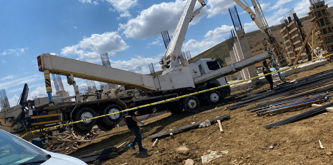 Bayburt’ta inşaat alanında beton pompası devrildi.