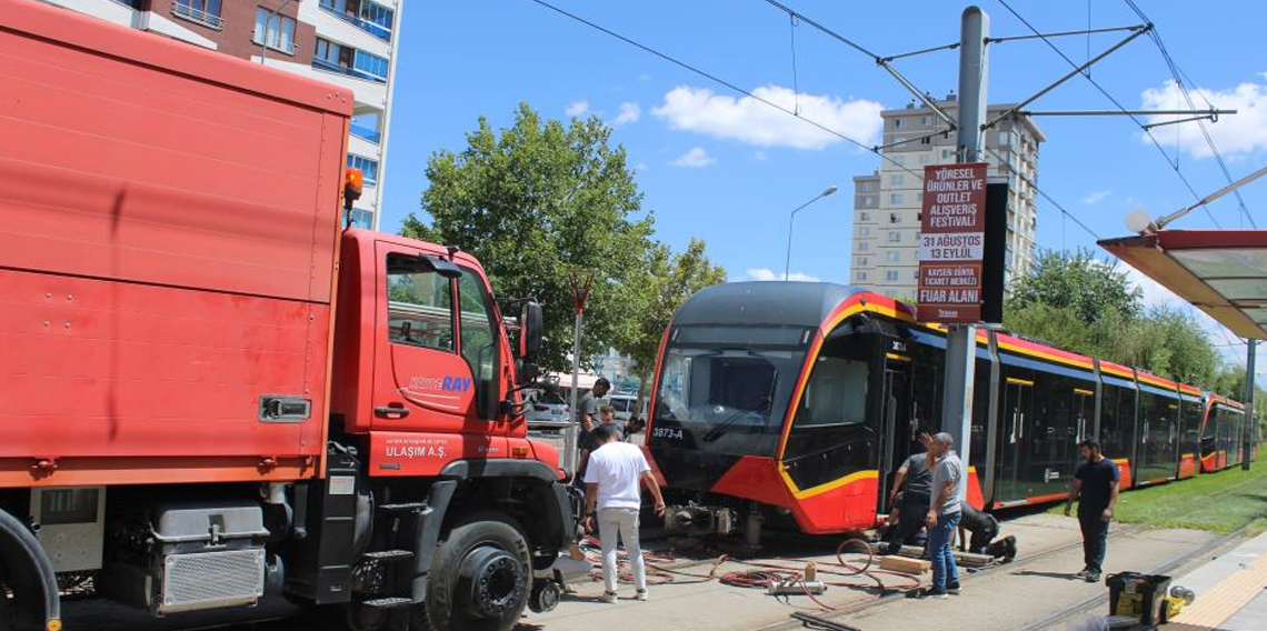 Tramvayın çarptığı genç kadın hayatını kaybetti