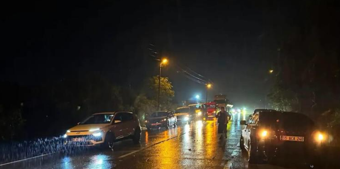Giresun’da şiddetli yağış ulaşımı vurdu: Tirebolu-Torul kara yolu kapandı