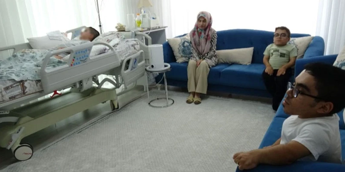 Malatya'da bir kadın 3 engelli çocuğuna tek başına bakıyor