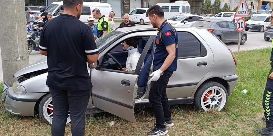 Kontrolden çıkan otomobil beton direğe çarptı: 1 yaralı