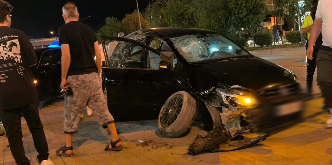 Kontrolden çıkan araç iki otomobile çarptı: 2 yaralı