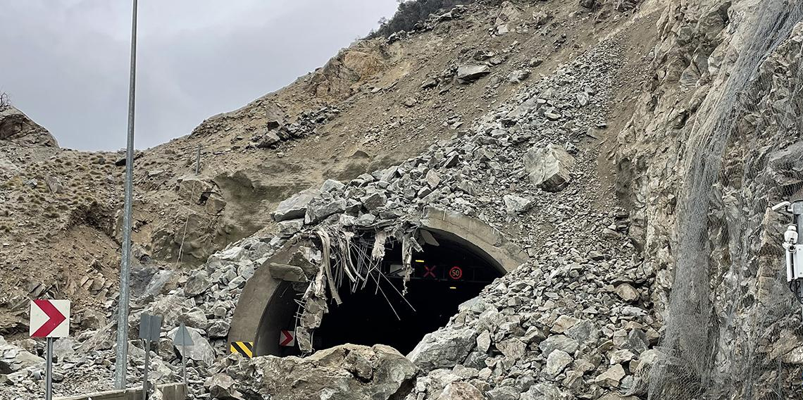 Erzincan-Erzurum karayolu toprak kayması nedeniyle ulaşıma kapandı