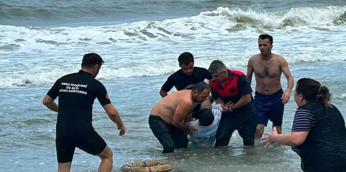 Ordu’da yasağa rağmen denize giren 2 kardeş boğulma tehlikesi geçirdi