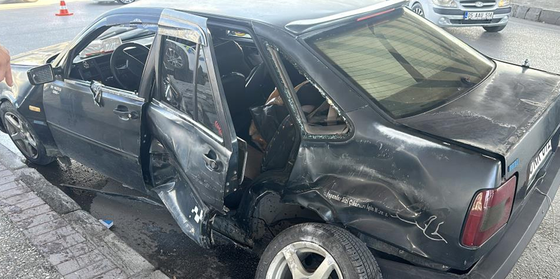 Kavşakta otomobil ile kamyonet çarpıştı: 1 yaralı