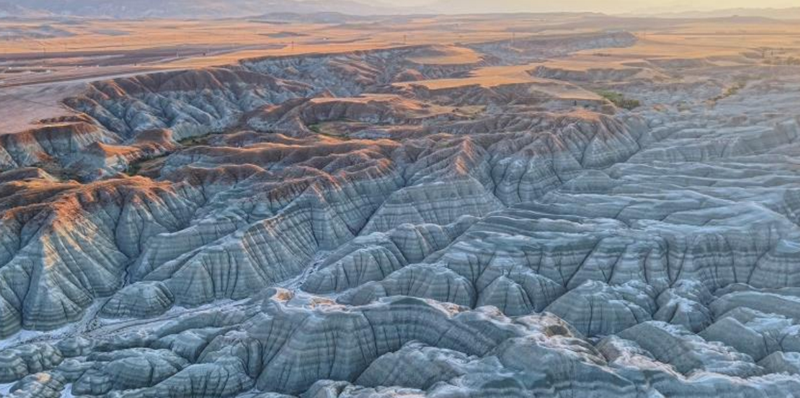 Doğanın sanat eseri Gökkuşağı Tepelerinde gün batımı masalı