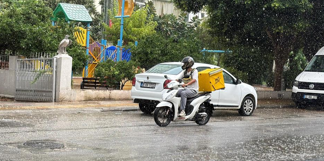 Alanya'da gök gürültülü sağanak etkili oldu