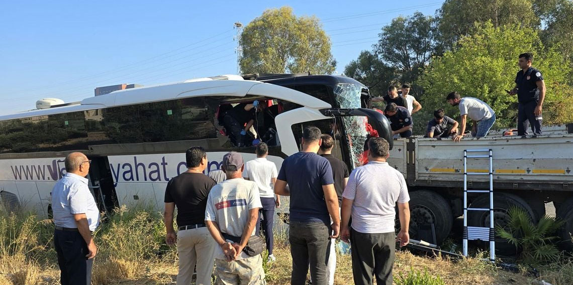 Milas'ta tur otobüsü tıra çarptı: 2 ölü, 8 yaralı