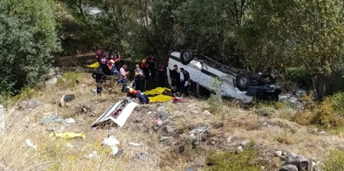 Sivas'ta yolcu minibüsü şarampole devrildi: 4 ölü, 10 yaralı