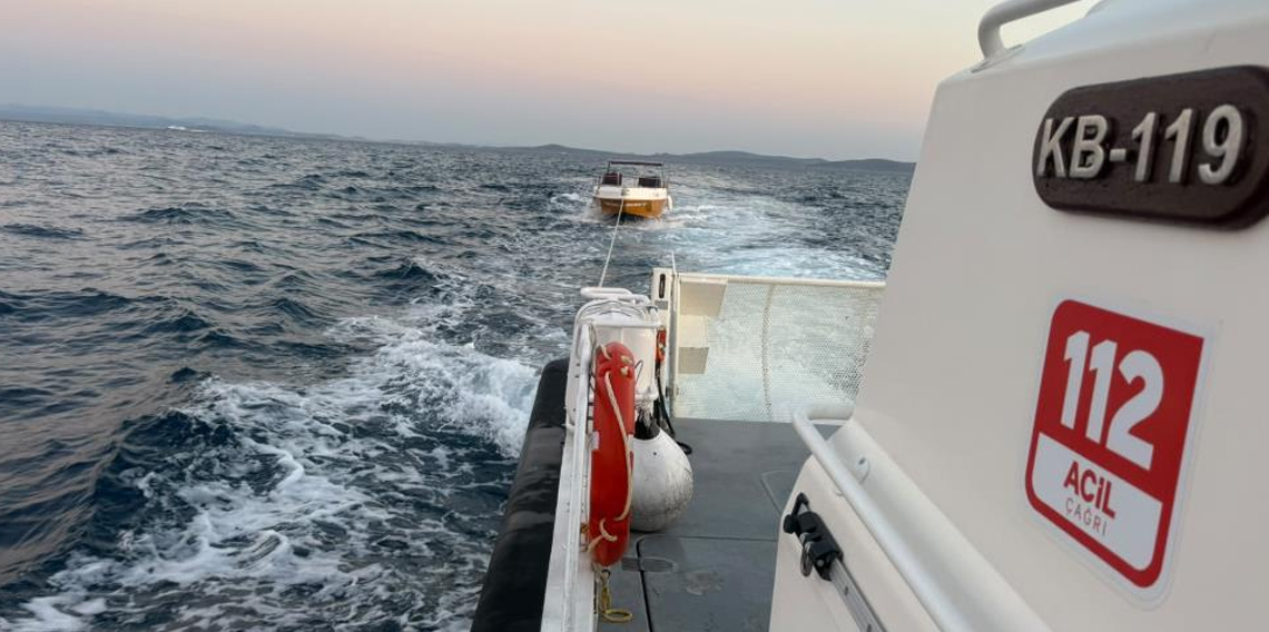 Çanakkale Boğazı’nda içinde 7 kişinin bulunduğu sürüklenen tekne kurtarıldı
