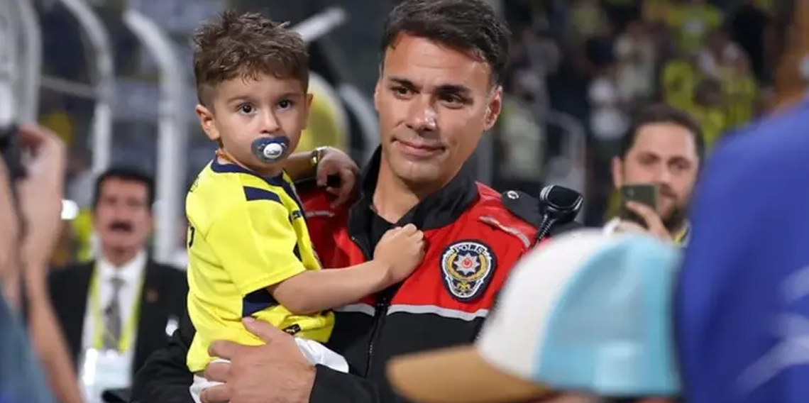 Forması çıkarılan minik taraftar Kadıköy'de 'Ağır' misafir oldu! Çok güzel hareketler bunlar!