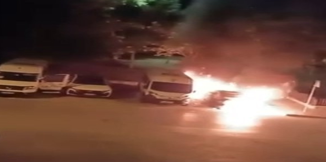 Küçükçekmece'de iki araç alevlere teslim oldu