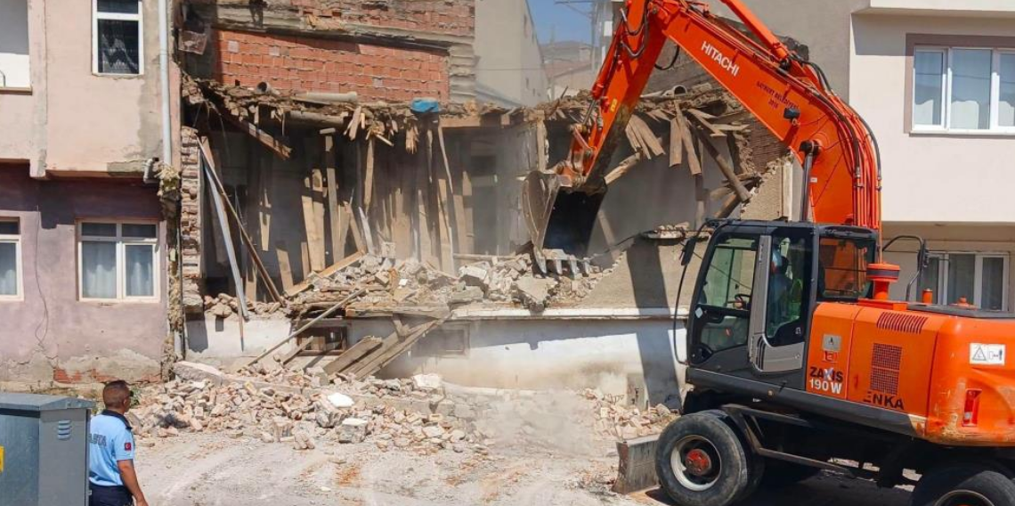 Bayburt’ta metruk binalar yıkılıyor: Kentte güvenlik ve estetik çalışmaları hız kazandı