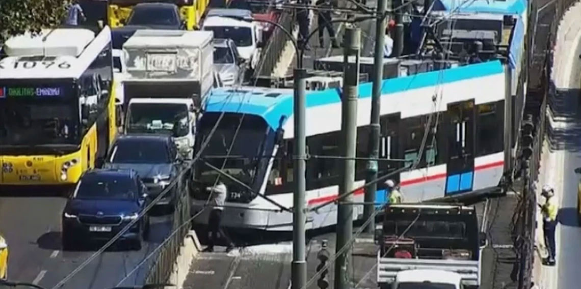 Beyoğlu'nda tramvay raydan çıktı!