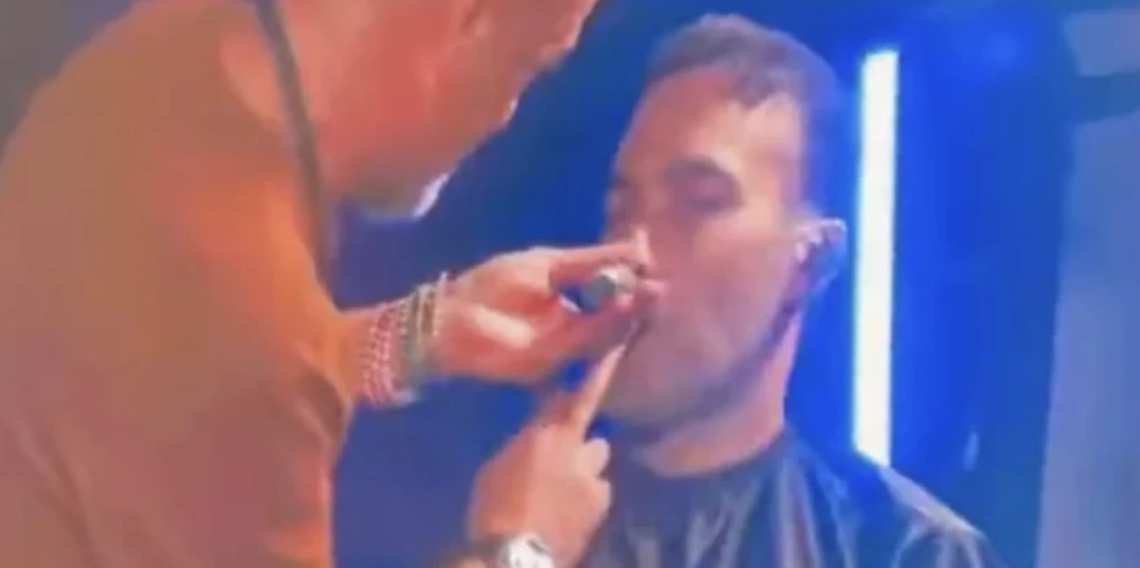 Mert Demir konser arasında imaj değiştirdi! Bıyıklarını hayranlarının önünde kesti