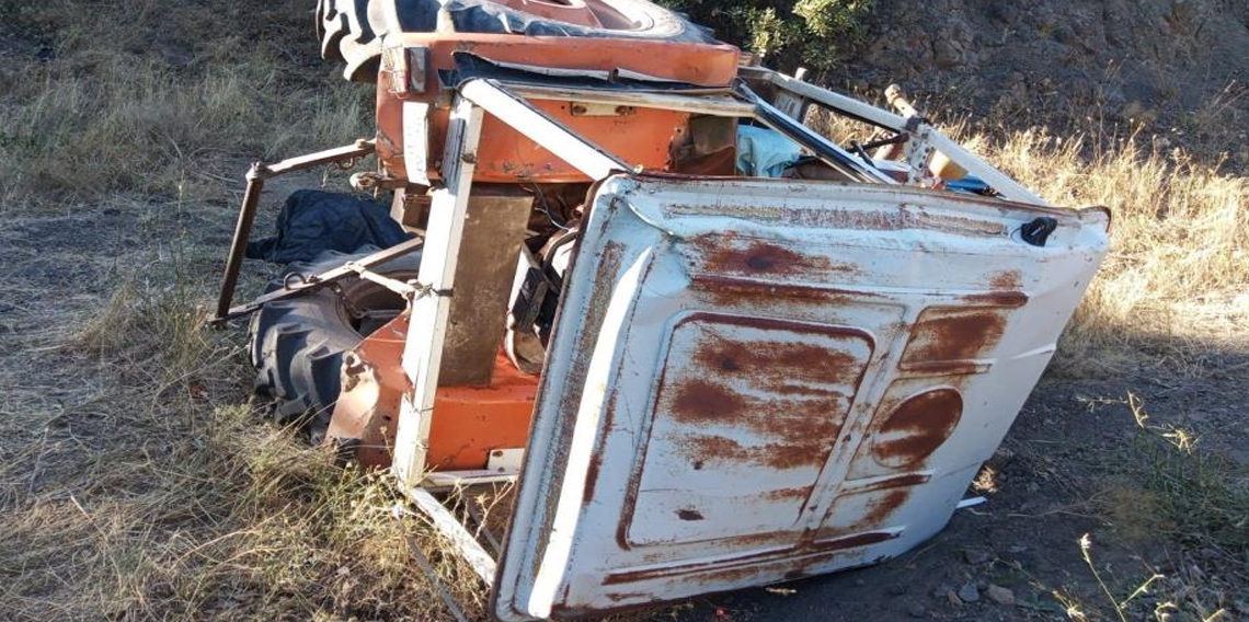 Devrilen traktörün sürücüsü hayatını kaybetti