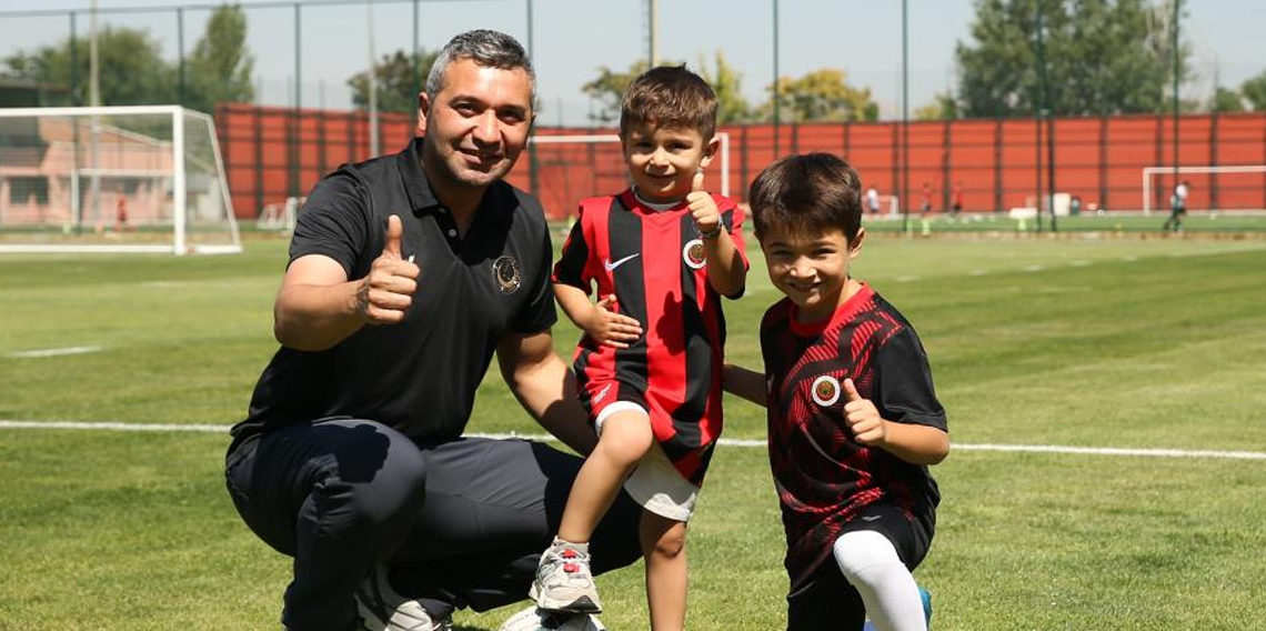 Baba Selami Alımcı ve minik Göktuğ’dan Gençlerbirliği’ne ziyaret