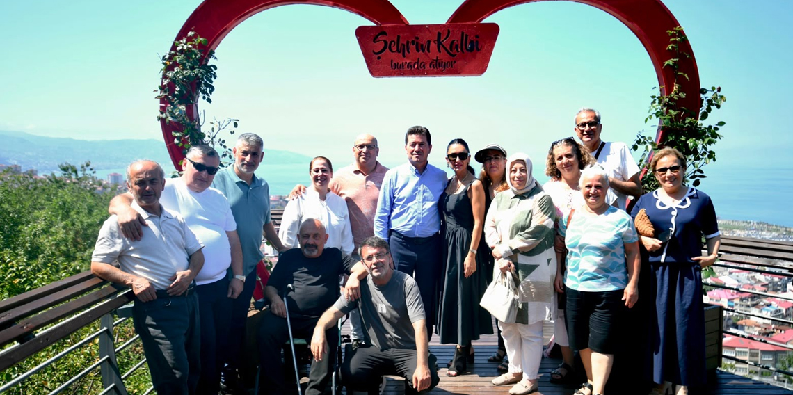 Başkan Kaya'dan Anlamlı Buluşma: 38 Yıl Sonra Lise Arkadaşlarıyla Bir Araya Geldi