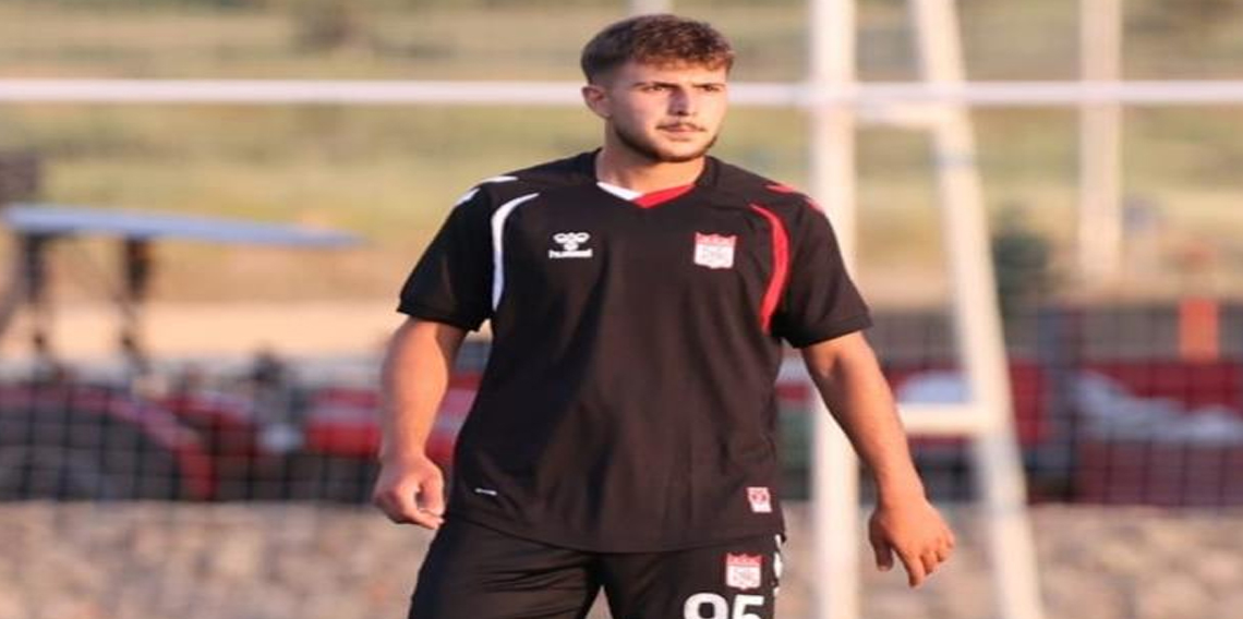 Sivasspor, genç oyuncu Ayberk Selvili ile 3 yıllık sözleşme imzaladı