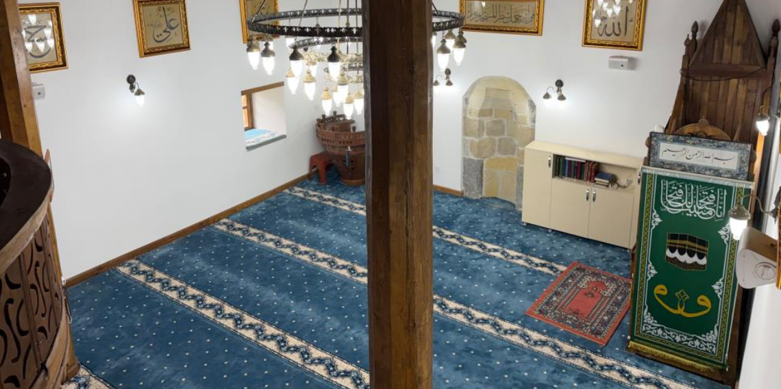 Şavşat'ta tarihi cami Osmanlı tarzı hatlarla bezendi