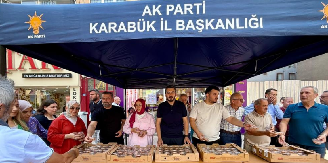 AK Parti Karabük’te Mevlid Kandili’nde vatandaşlara lokma ikram etti