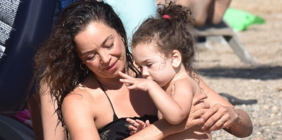 Azra Akın kızı Arya ile Bodrum'da! Plajda neşeli anlar