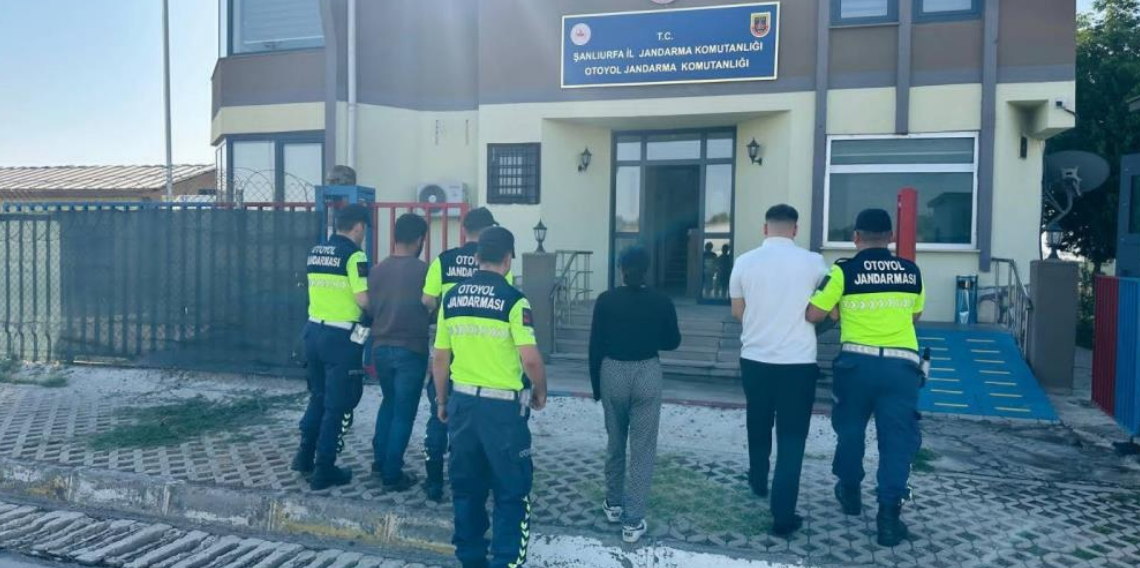 Kendilerini polis olarak tanıtan dolandırıcılar jandarmaya yakalandı